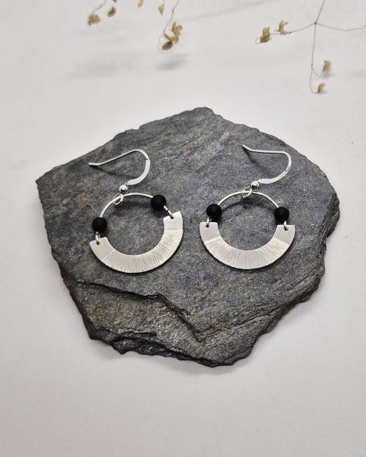 Boucles d’oreilles martelées en argent 925 et onyx noir